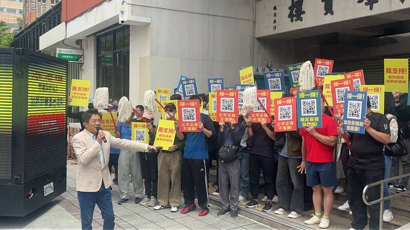 彭華幹率群眾到立法院群賢樓外抗議。（記者王冠仁翻攝）