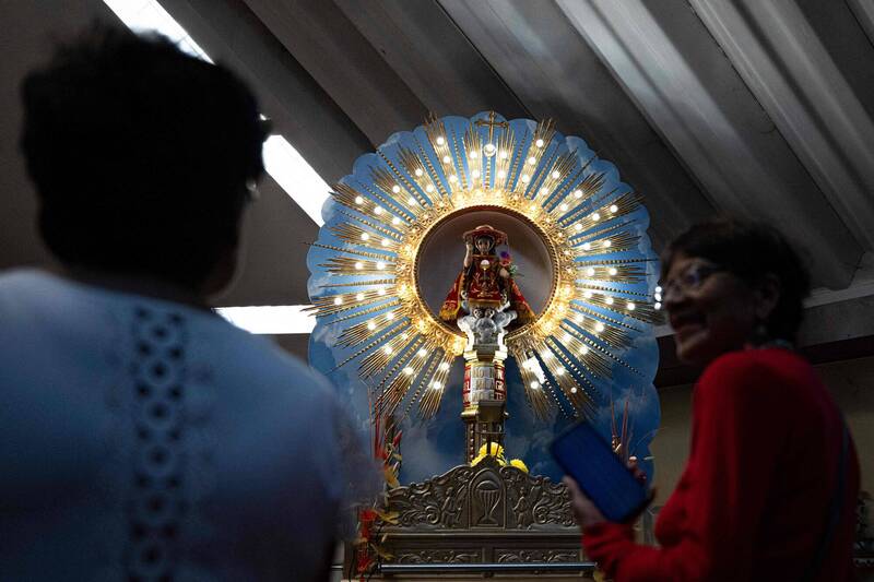 秘魯埃滕鎮（Eten）聖瑪利亞瑪達肋納教堂內，信徒瞻仰「奇蹟聖嬰」（Divino Niño del Milagro）像。當地居民熱切期盼曾在該教區服務的新教宗良十四世，能正式承認此發生於17世紀的聖體奇蹟。（法新社）