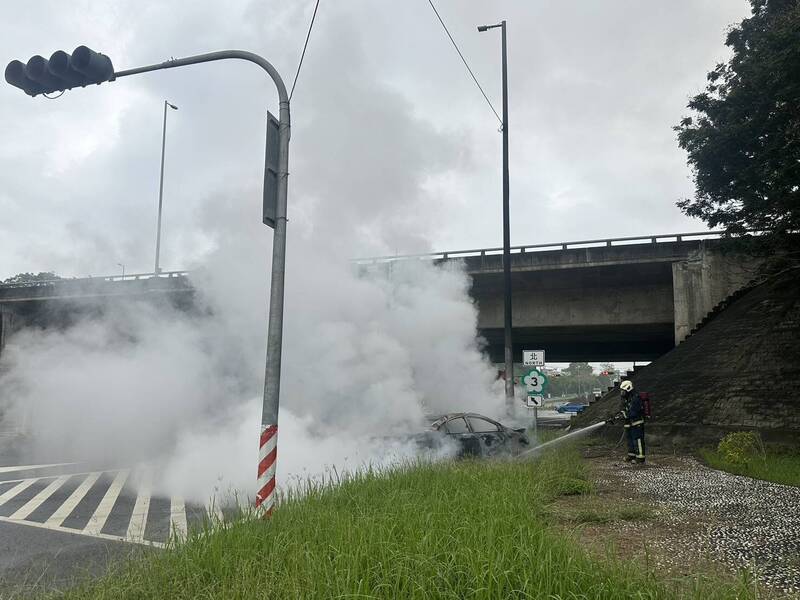 周男拒警方攔檢，駕車逃逸到國道3號竹崎交流道下自撞車禍，還引發火燒車。（嘉義縣消防局提供）
