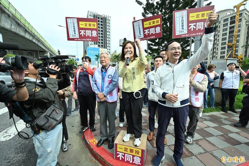 國民黨主席朱立倫(前排右一)陪同立委李彥秀(右二)在內湖科學園區街頭街講,呼籲「反惡罷、戰獨裁」。(記者田裕華攝) 國民黨主席朱立倫(前排右一)陪同立委李彥秀(右二)在內湖科學園區街頭街講,呼籲「反惡罷、戰獨裁」。(記者田裕華攝)