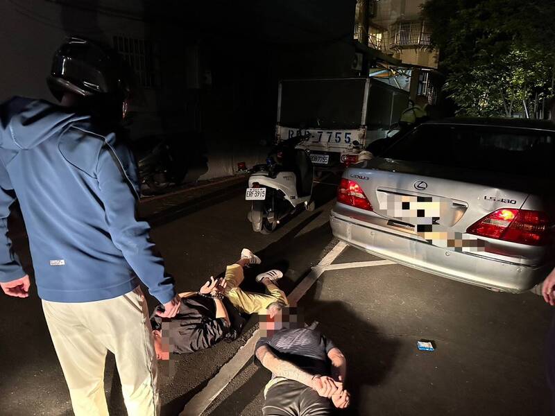 黃男等3人遭優勢警力攔下並制伏。(記者徐聖倫翻攝) 黃男等3人遭優勢警力攔下並制伏。(記者徐聖倫翻攝)