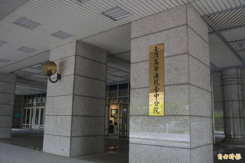 史姓退役飛官被中國清治人員收買,涉嫌吸收空軍戰術管制聯隊許姓上尉,將國軍雄三反艦飛彈部署等機料洩漏給中國,台中高分院今天判刑2年6月。(記者陳建志攝) 史姓退役飛官被中國清治人員收買,涉嫌吸收空軍戰術管制聯隊許姓上尉,將國軍雄三反艦飛彈部署等機料洩漏給中國,台中高分院今天判刑2年6月。(記者陳建志攝)