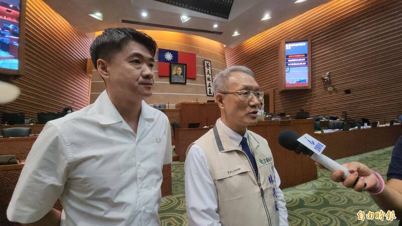 國民黨議員林岳賢(左)勸進林茂盛(右)參選下屆縣長,稱讚他是一時之選。(記者游明金攝) 國民黨議員林岳賢(左)勸進林茂盛(右)參選下屆縣長,稱讚他是一時之選。(記者游明金攝)