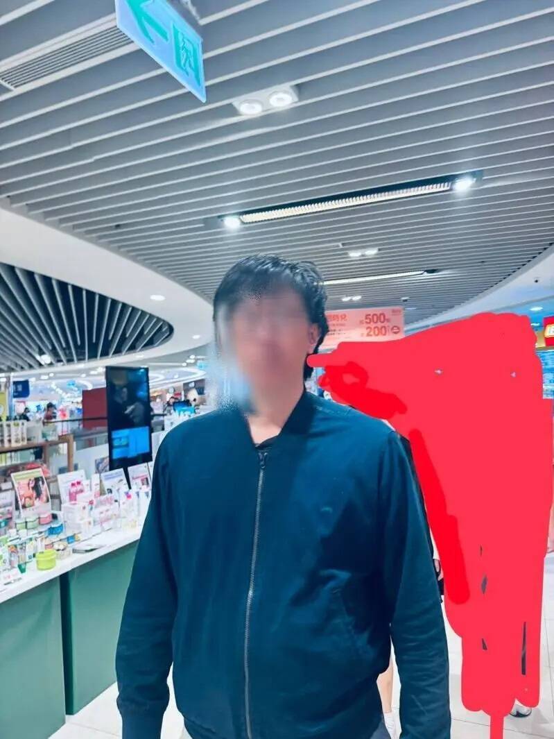 女逛新竹巨城遭「反手襲臀」上前理論並拍照上傳網路。(取材自臉書) 女逛新竹巨城遭「反手襲臀」上前理論並拍照上傳網路。(取材自臉書)