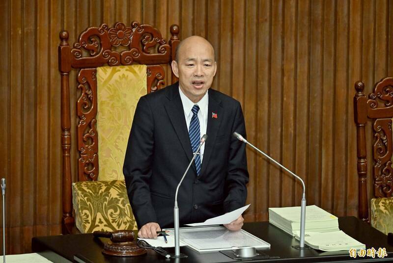 立法院長韓國瑜今天上午9點準時主持院會,一度不悅直說「現在沒有任何一個立法委員在現場,3個黨團要負最高的責任」。(記者田裕華攝) 立法院長韓國瑜今天上午9點準時主持院會,一度不悅直說「現在沒有任何一個立法委員在現場,3個黨團要負最高的責任」。(記者田裕華攝)