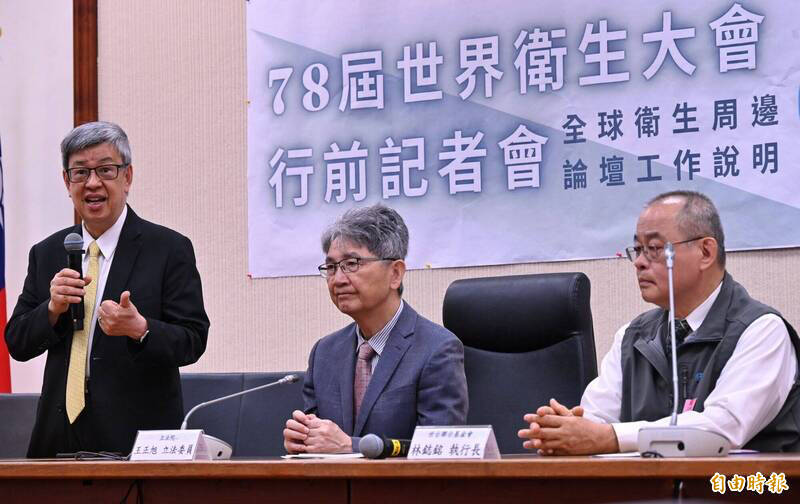 前副總統陳建仁（左）13日出席「2025 世台WHA 全球衛生論壇」行前記者會；中為民進黨立委王正旭、右為世台聯合基金會執行長林鋕銘。（記者劉信德攝）