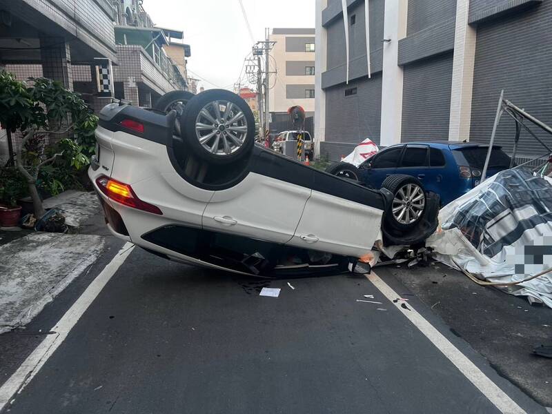 酒駕男子自撞後,車輛翻覆。(民眾提供) 酒駕男子自撞後,車輛翻覆。(民眾提供)