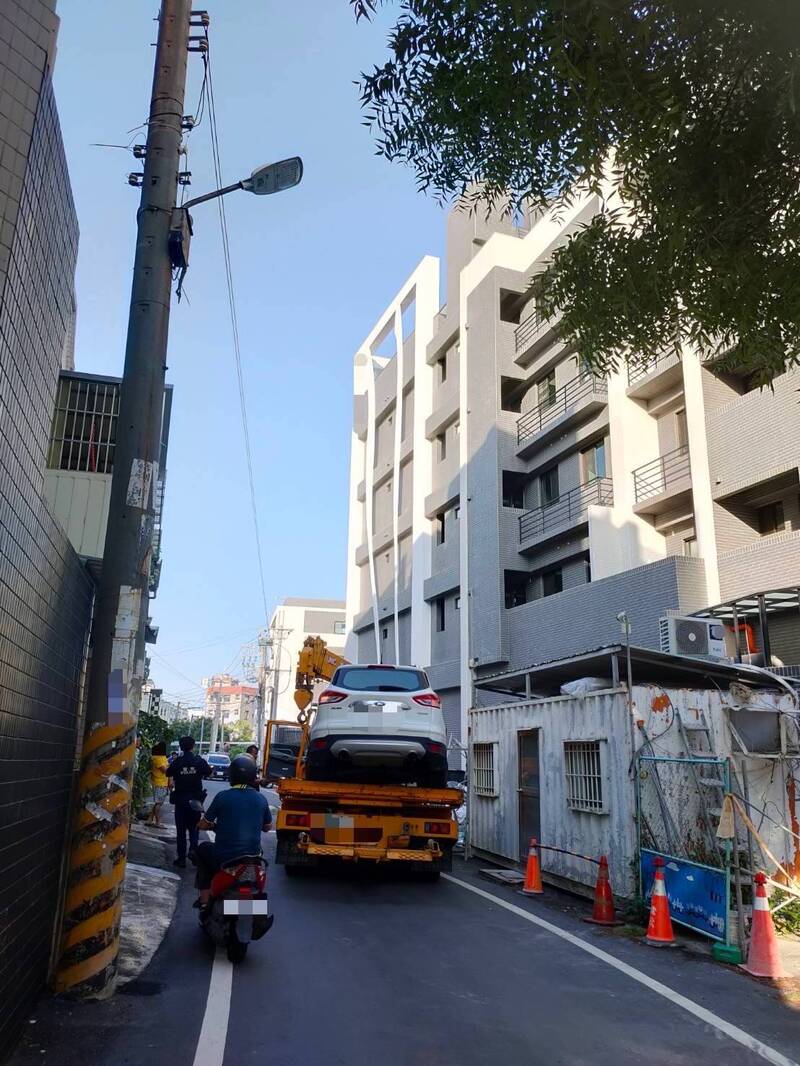 拖吊車將翻覆車輛吊離現場。(民眾提供) 拖吊車將翻覆車輛吊離現場。(民眾提供)