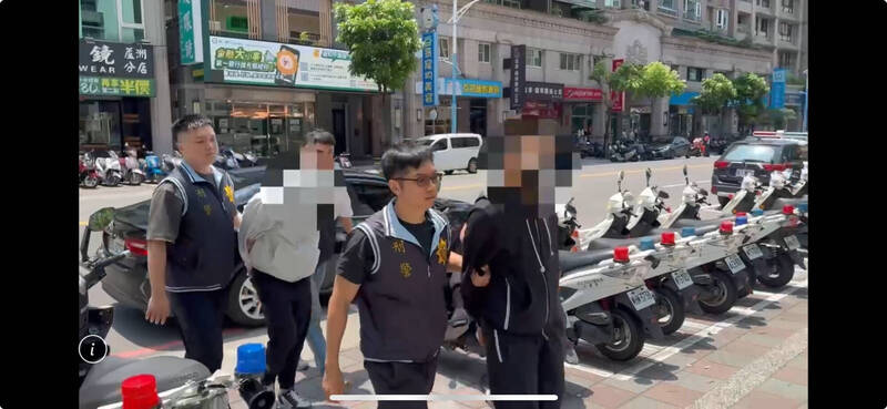 新北市警蘆洲分局今逮捕持霰彈槍開槍及持刀的劉嫌等雙煞,偵破槍擊討債案,將持續追查犯行。(記者吳仁捷翻攝) 新北市警蘆洲分局今逮捕持霰彈槍開槍及持刀的劉嫌等雙煞,偵破槍擊討債案,將持續追查犯行。(記者吳仁捷翻攝)