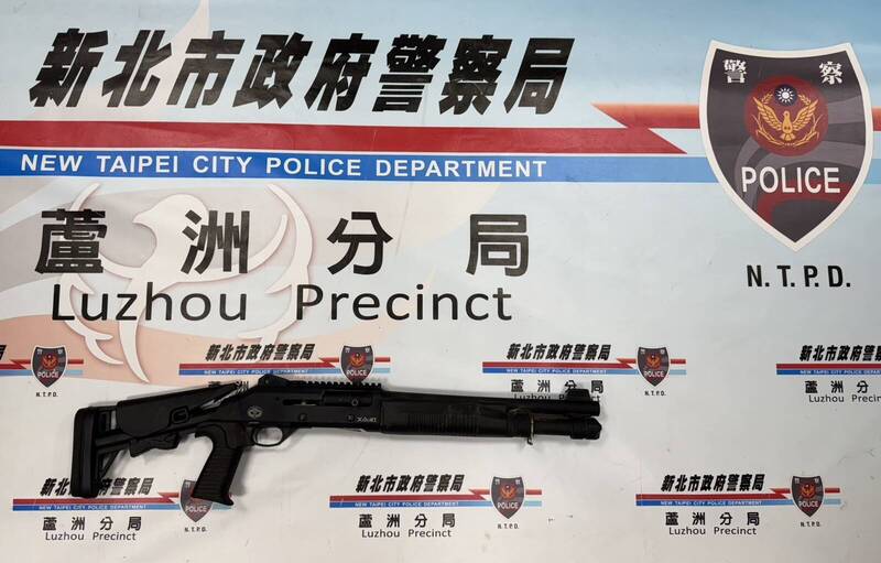 新北市警蘆洲分局今逮捕持霰彈槍開槍及持刀的劉嫌等雙煞,偵破槍擊討債案,將持續追查犯行。(記者吳仁捷翻攝) 新北市警蘆洲分局今逮捕持霰彈槍開槍及持刀的劉嫌等雙煞,偵破槍擊討債案,將持續追查犯行。(記者吳仁捷翻攝)