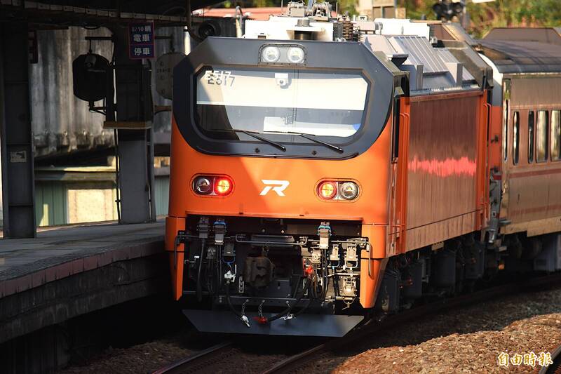 台鐵公司將逐漸以新購的E500機車，陸續替換掉E1000機車、GE機車，並牽引觀光列車「鳴日號」。圖為E500機車。（記者吳亮儀攝）