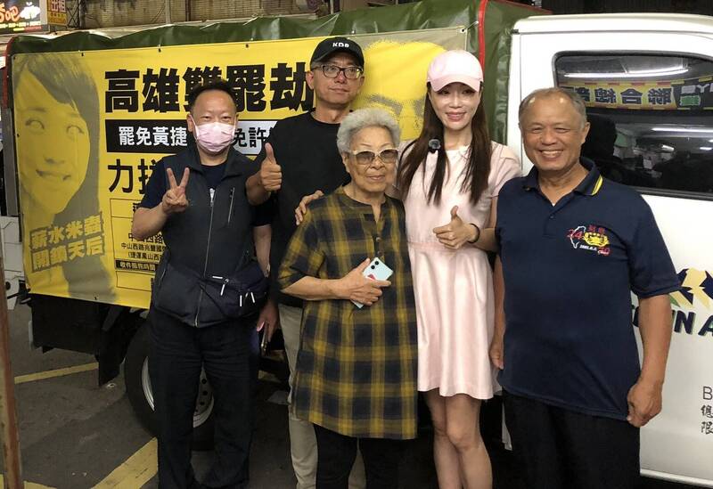 徐尚賢父親(右)要解散「高雄雙罷劫」總部,兩位領銜人朱磊(後左2)、黃晃枝(前左1)不接受,仍將持續罷免。圖為昔日合照。(圖擷自高雄雙罷劫臉書) 徐尚賢父親(右)要解散「高雄雙罷劫」總部,兩位領銜人朱磊(後左2)、黃晃枝(前左1)不接受,仍將持續罷免。圖為昔日合照。(圖擷自高雄雙罷劫臉書)