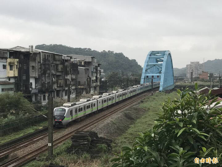 國民黨籍市府員郭美秀認為從八堵沿台鐵「主幹線」直接進入市區最適合。(記者盧賢秀攝) 國民黨籍市府員郭美秀認為從八堵沿台鐵「主幹線」直接進入市區最適合。(記者盧賢秀攝)