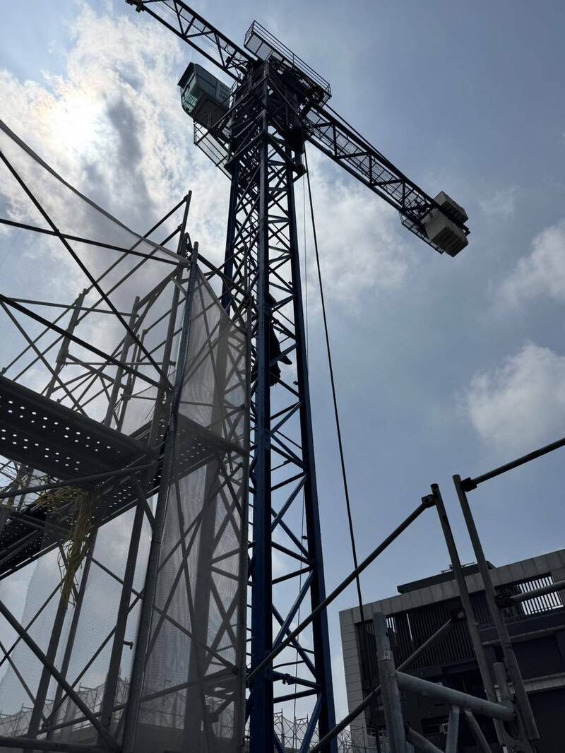 桃園青埔集合住宅新建工程塔吊操作手墜落6公尺、懸掛在塔節上。（桃市府勞動檢查處提供）