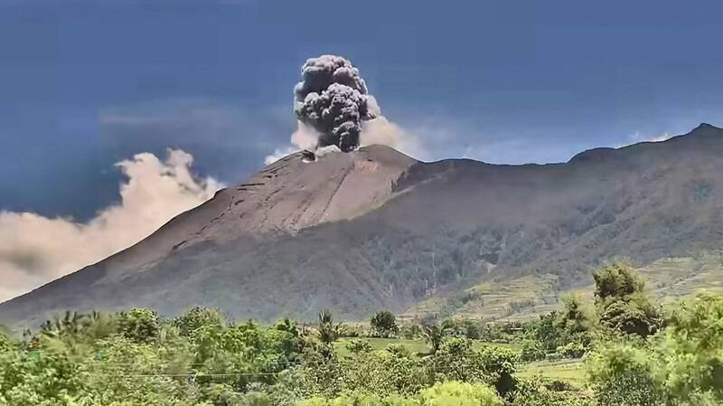 菲律賓中部內格羅斯島上的坎拉恩火山今（13日）清晨再度噴發。圖為今年4月噴發畫面。（法新社）