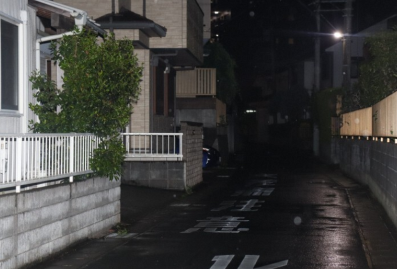 日本千葉縣84歲老太太當街被砍死，兇嫌為就讀國中3年級的15歲少年。圖為案發地點。（圖擷自@2dogzi「X」帳號）