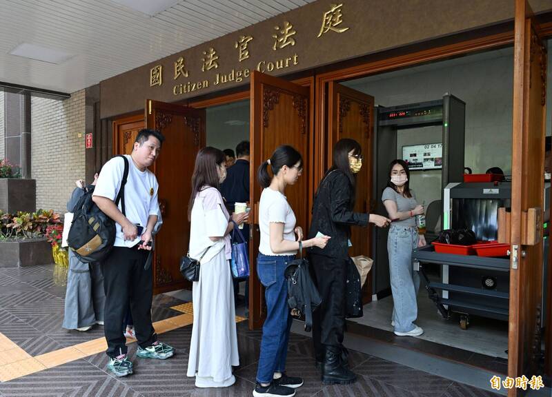 剴剴案13日下午一審宣判,關注此案的民眾進入台北地院寶慶院區國民法官法庭旁聽。(記者廖振輝攝) 剴剴案13日下午一審宣判,關注此案的民眾進入台北地院寶慶院區國民法官法庭旁聽。(記者廖振輝攝)
