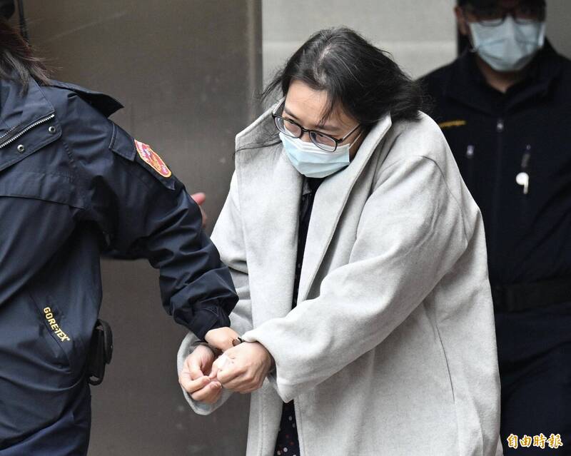 涉嫌虐死男童剴剴的保母劉彩萱(右二)。(資料照,記者張文川攝) 涉嫌虐死男童剴剴的保母劉彩萱(右二)。(資料照,記者張文川攝)