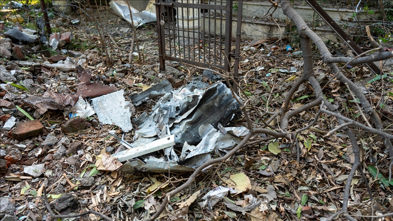印尼軍方在處理過期炸彈時意外引爆，造成4名士兵以及9名平名身亡。（圖擷自X）
