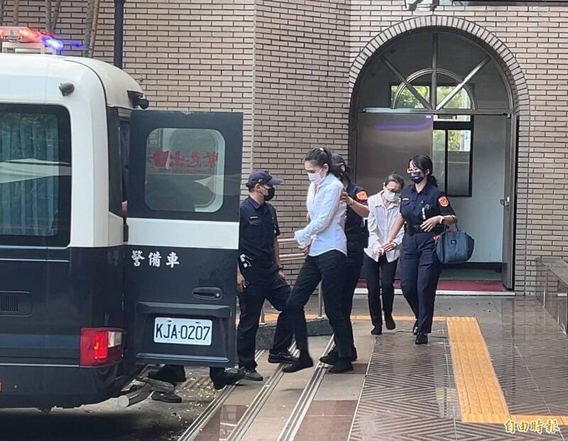 涉嫌虐死男童剴剴的保母劉彩萱(右二)、劉若琳(左二)。(資料照,記者張文川攝) 涉嫌虐死男童剴剴的保母劉彩萱(右二)、劉若琳(左二)。(資料照,記者張文川攝)