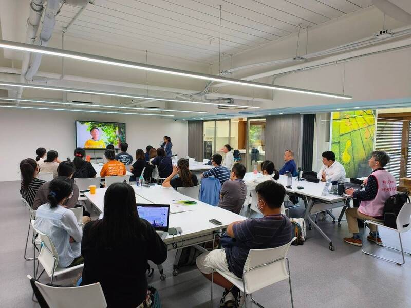 環境友善種子王書貞執行長在課程中分享企業環境教育活動內容設計，圖為去年工作坊活動照。（圖由新北環保局提供）