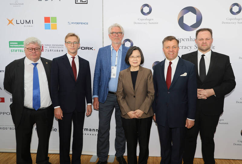 前總統蔡英文應邀赴丹麥「哥本哈根民主高峰會」(Copenhagen Democracy Summit)發表演說指出,台灣的存在,有助於牽制中國擴張主義的野心,證明民主在面對長期威脅下仍能存續發展。(圖由蔡英文辦公室提供) 前總統蔡英文應邀赴丹麥「哥本哈根民主高峰會」(Copenhagen Democracy Summit)發表演說指出,台灣的存在,有助於牽制中國擴張主義的野心,證明民主在面對長期威脅下仍能存續發展。(圖由蔡英文辦公室提供)