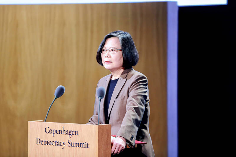 前總統蔡英文應邀赴丹麥「哥本哈根民主高峰會」(Copenhagen Democracy Summit)發表演說指出,台灣的存在,有助於牽制中國擴張主義的野心,證明民主在面對長期威脅下仍能存續發展。(圖由蔡英文辦公室提供) 前總統蔡英文應邀赴丹麥「哥本哈根民主高峰會」(Copenhagen Democracy Summit)發表演說指出,台灣的存在,有助於牽制中國擴張主義的野心,證明民主在面對長期威脅下仍能存續發展。(圖由蔡英文辦公室提供)