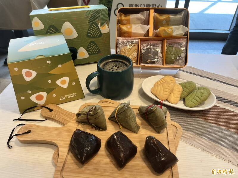 喜憨兒基金會推出「粽享旺來」禮盒，內含香酥鳳梨酥與粽子造型餅乾，是兼具端午節慶氛圍與公益意義的最佳送禮選擇。 （記者廖雪茹攝）