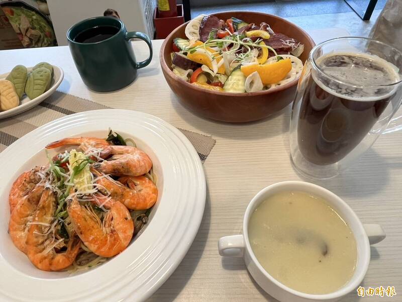為迎接10歲生日，「SEFUN CAFÉ 喜歡你餐坊」推出兩道主打新菜色「蒜香檸檬鮮蝦義大利麵」與「蜜桃煙燻鴨胸」。（記者廖雪茹攝）