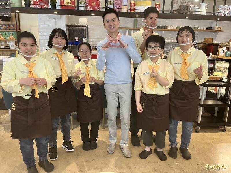 竹北市長鄭朝方（中）邀請市民有新台幣下架憨兒們用心製作的美味商品。 （記者廖雪茹攝）