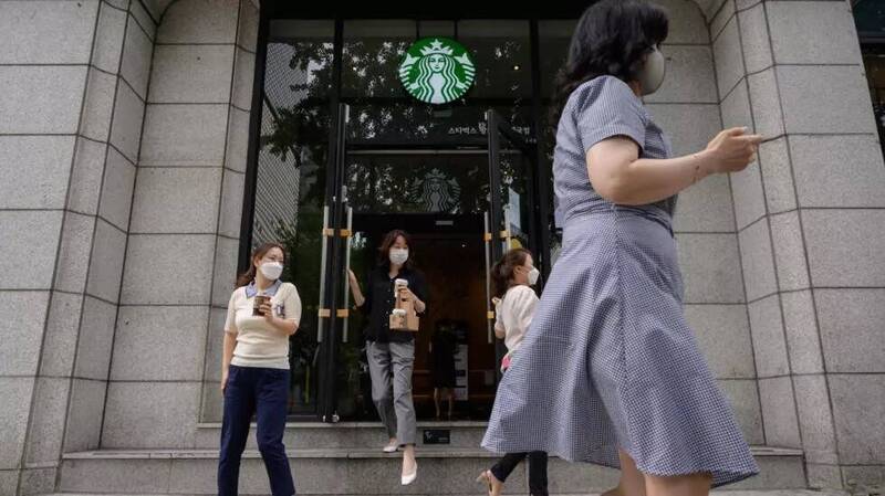南韓星巴克門市因應即將到來的總統大選,暫時禁止顧客使用候選人姓名作為點餐暱稱,以維持服務中立性。(法新社資料照) 南韓星巴克門市因應即將到來的總統大選,暫時禁止顧客使用候選人姓名作為點餐暱稱,以維持服務中立性。(法新社資料照)