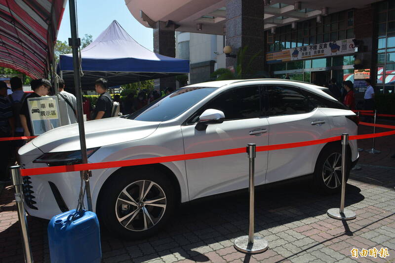 中檢查扣詐團所得進行變價拍賣,LEXUS RX350H油電混合車以230萬拍出。(記者陳建志攝) 中檢查扣詐團所得進行變價拍賣,LEXUS RX350H油電混合車以230萬拍出。(記者陳建志攝)