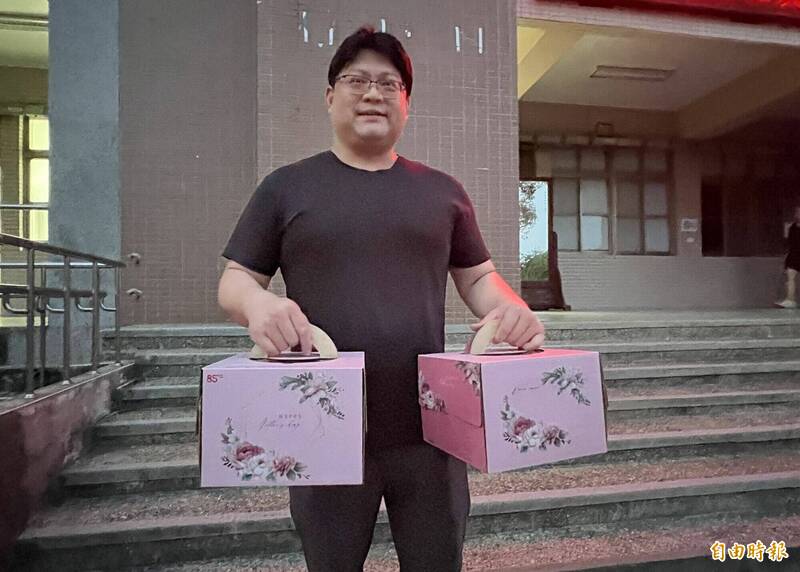 金城國中舉辦親師座談,金城國中家長會長陳學宏準備了蛋糕到場,要為學生家長及校方人員打氣,結果家長都沒來,宣告流會。 (記者吳正庭攝) 金城國中舉辦親師座談,金城國中家長會長陳學宏準備了蛋糕到場,要為學生家長及校方人員打氣,結果家長都沒來,宣告流會。 (記者吳正庭攝)