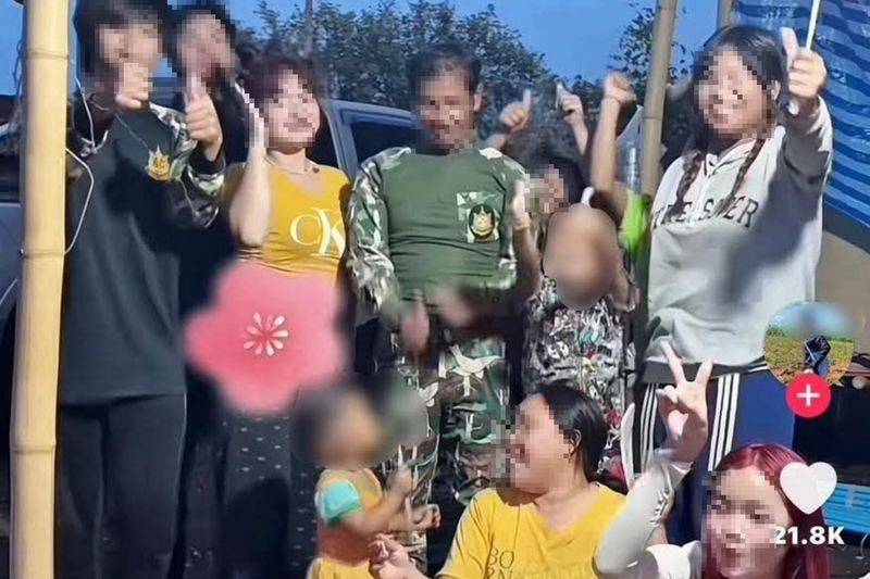 泰國9寶媽拉子女一同下海拍亂倫色情片,年紀最小的孩子才10歲。(擷取自รัฐบาลห่วยๆ V1/FB) 泰國9寶媽拉子女一同下海拍亂倫色情片,年紀最小的孩子才10歲。(擷取自รัฐบาลห่วยๆ V1/FB)