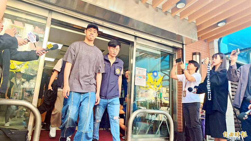 《TAIPEI TIMES》Entertainers questioned amid military service furor 《TAIPEI TIMES》Entertainers questioned amid military service furor