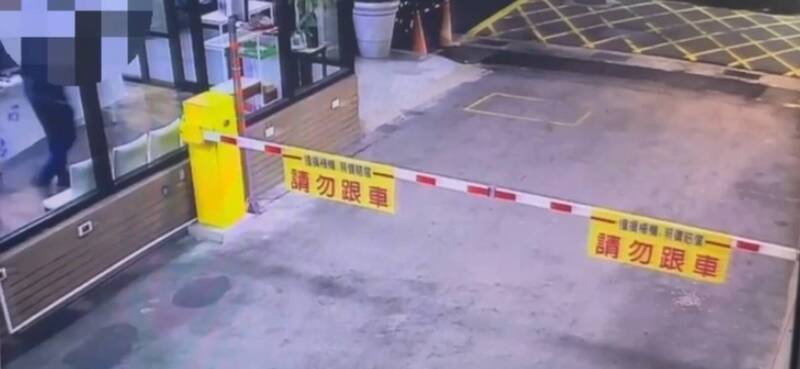 基隆市警方獲報查出簡男行凶後，步行離開社區，循線於案發後2小時逮到簡男。（記者林嘉東翻攝）