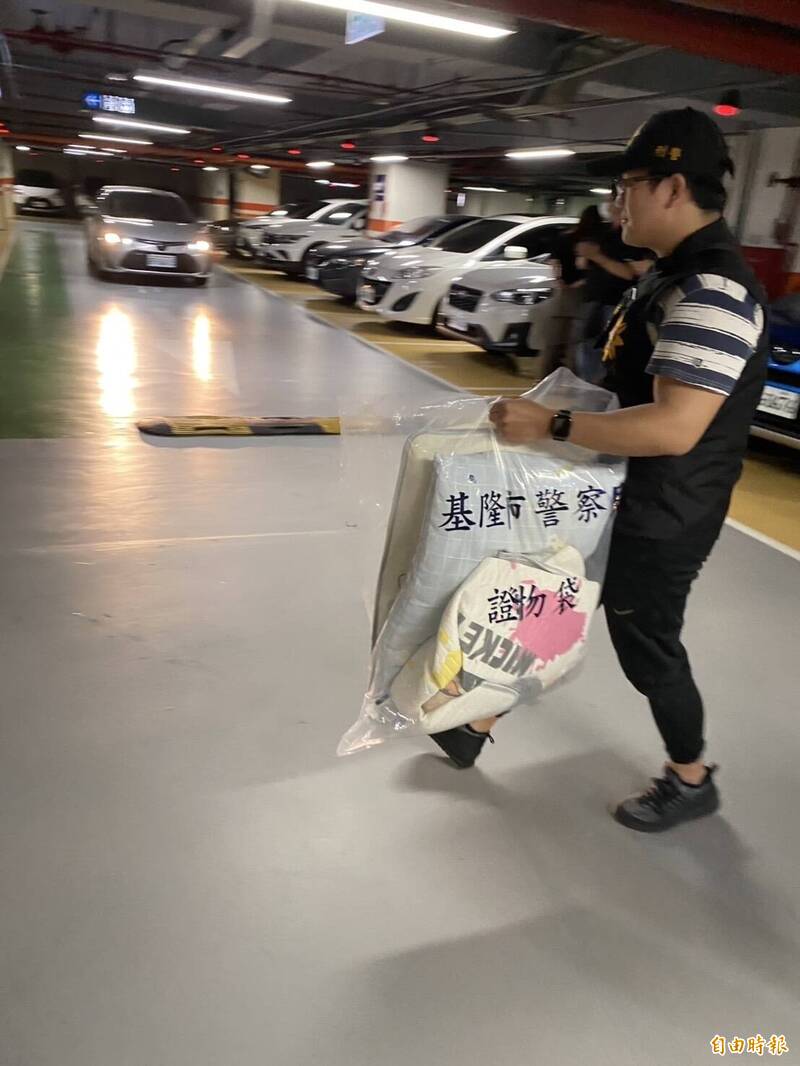 基隆警方查扣簡男悶死兒子的枕頭、與簡男當時穿的T恤、長褲等證物。（記者林嘉東攝）