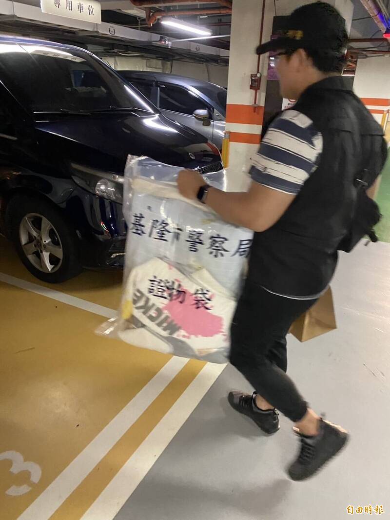 基隆警方查扣簡男悶死兒子的枕頭與簡男當時穿的T恤、長褲等證物。（記者林嘉東攝）