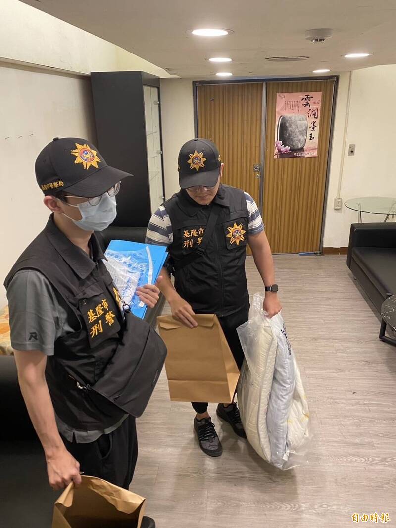 基隆警方查扣簡男悶死兒子的枕頭與簡男當時穿的T恤、長褲等證物。（記者林嘉東攝）