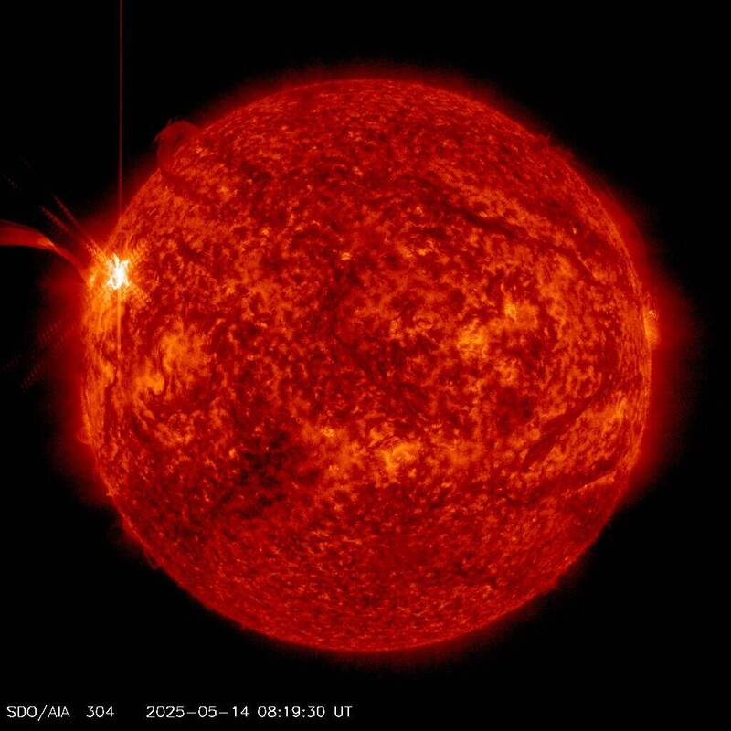 近期太陽表面頻繁有閃焰出現。（圖擷取自中央氣象署太空天氣作業辦公室官網）