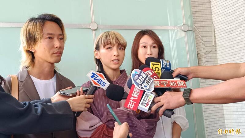 台日夫妻檔YouTuber佐藤、小安遭遇租屋糾紛，議員黃瓊慧（右）15日陪同2人向桃園市消保官申訴。（記者鄭淑婷攝）