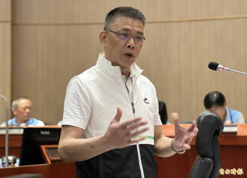 議員蔡其雍直言,金門的親戚關係連結很多,「大家都不想當壞人,損失的就是全體鄉親的小孩」。(記者吳正庭攝) 議員蔡其雍直言,金門的親戚關係連結很多,「大家都不想當壞人,損失的就是全體鄉親的小孩」。(記者吳正庭攝)