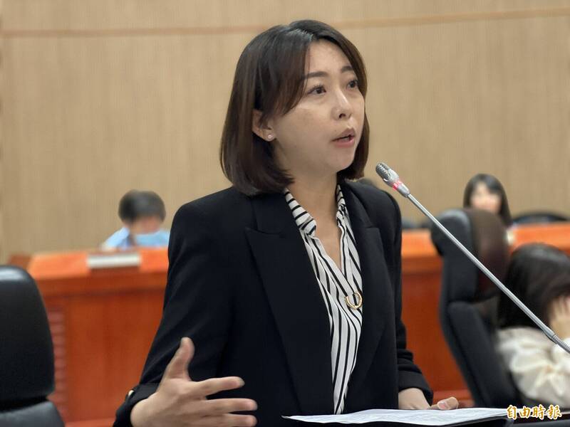 議員吳佩雯說,許多平常講不出口的話竟然充滿在金城國中的段考考卷中。(記者吳正庭攝) 議員吳佩雯說,許多平常講不出口的話竟然充滿在金城國中的段考考卷中。(記者吳正庭攝)