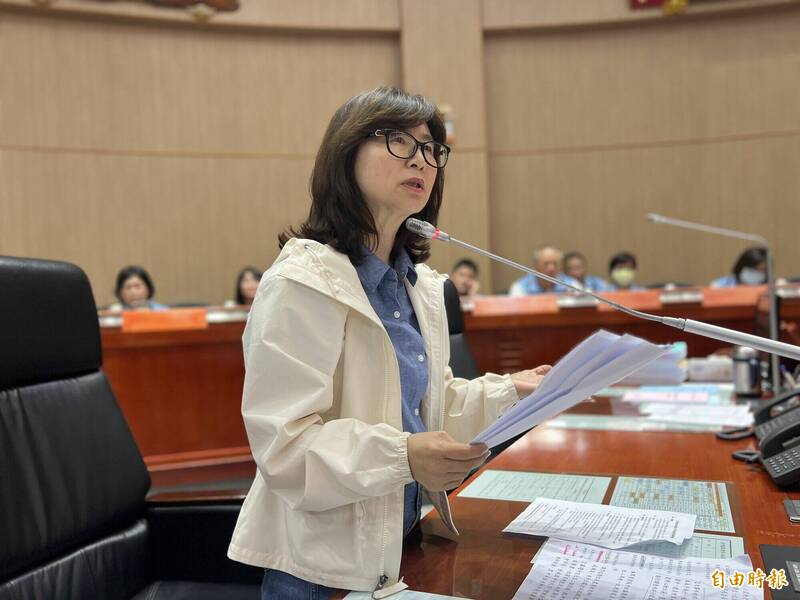 議員王秀玉說,城中考題這件荒謬的事件竟成網路熱搜,金門的教育也受到很大傷害。(記者吳正庭攝) 議員王秀玉說,城中考題這件荒謬的事件竟成網路熱搜,金門的教育也受到很大傷害。(記者吳正庭攝)