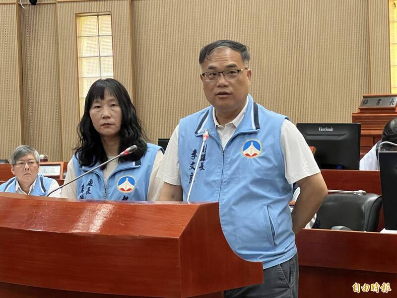 副縣長李文良(右)與縣府教育處長孫麗琪(左)在議會備詢時表示,目前時間點的考量,還是以學生即將面臨會考為主。(記者吳正庭攝) 副縣長李文良(右)與縣府教育處長孫麗琪(左)在議會備詢時表示,目前時間點的考量,還是以學生即將面臨會考為主。(記者吳正庭攝)