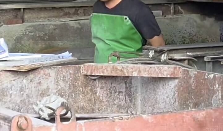 將鉅款遺落在台鐵區間車的胡姓越南移工，不願多做說明。（記者蔡宗勳翻攝）
