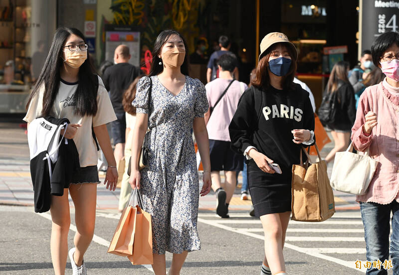 氣象專家指出，今年迄今還沒「入梅」，目前觀測今年在5月中旬前，還看不到有西南季風進入南海的影子，預估明日至下週六各地大都晴時多雲，白天「熱如炎夏」，高溫上看36度，且下週可能還會再更高。（資料照）