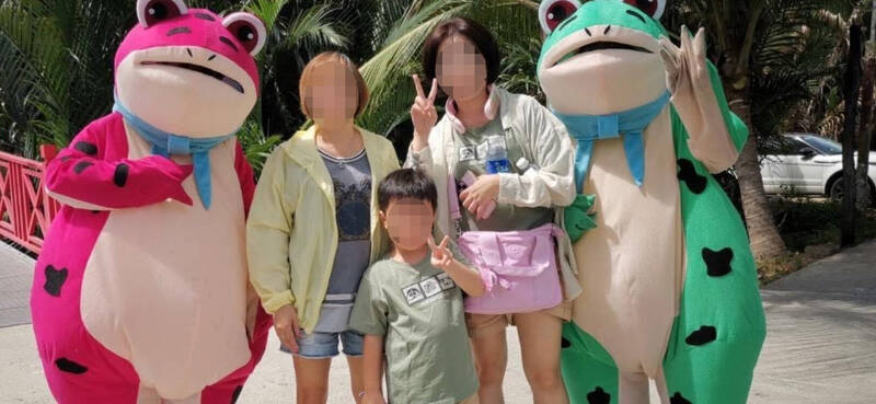 簡妻（右1）很愛兒子，常帶著兒子與家人到處旅遊。（記者林嘉東翻攝臉書）
