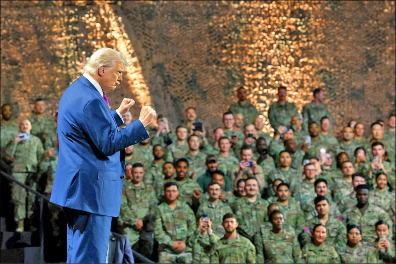 美國總統川普15日視察卡達烏代德空軍基地，向美軍宣布卡達將對該基地投資100億美元。（路透）