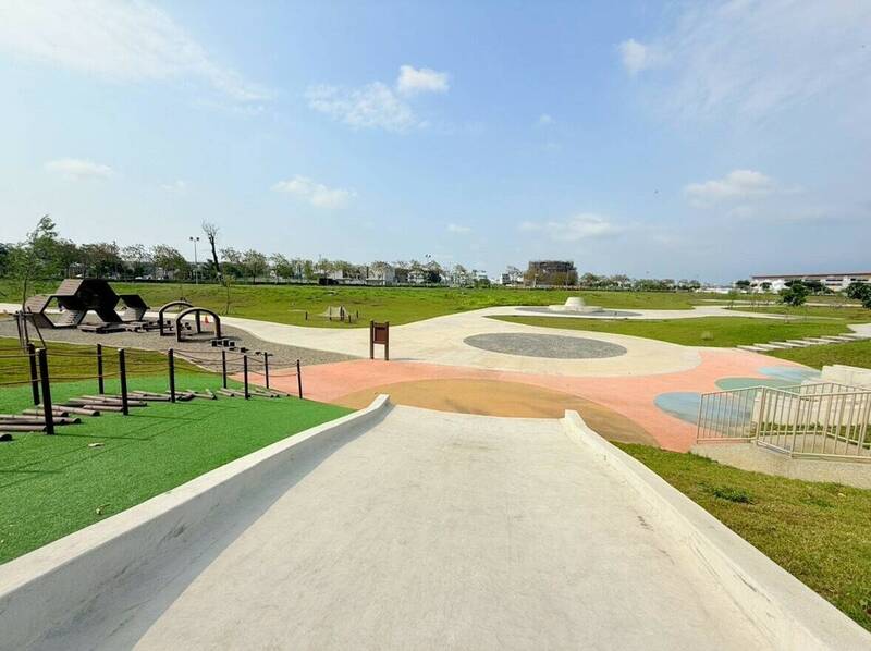 湖子內公園遊戲場所沒有遮蔭設施。(王浩提供) 湖子內公園遊戲場所沒有遮蔭設施。(王浩提供)